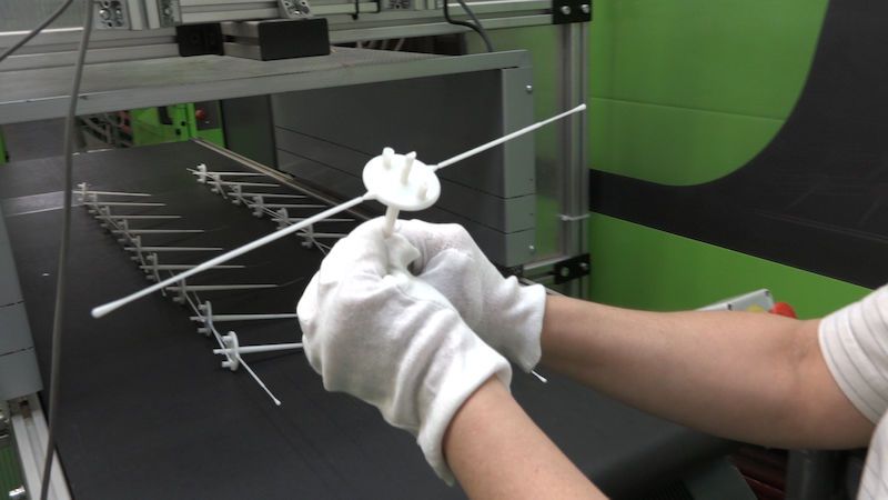 Místo automobilových součástek začala česká firma vyrábět tampony k testování na covid